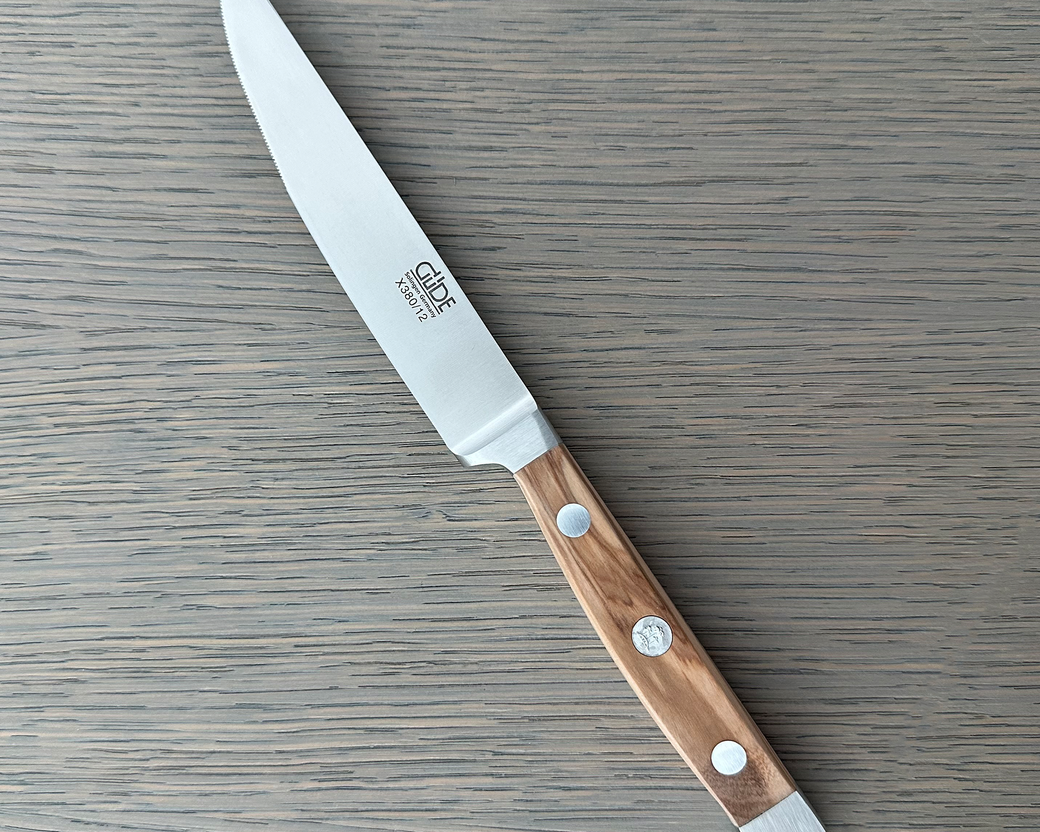 Gude Alpha Olive Series Forged Double Bolster Porterhouse Serrated Steak Knife 4-1/2-in, Olivewood Handle – Gude Shop USA